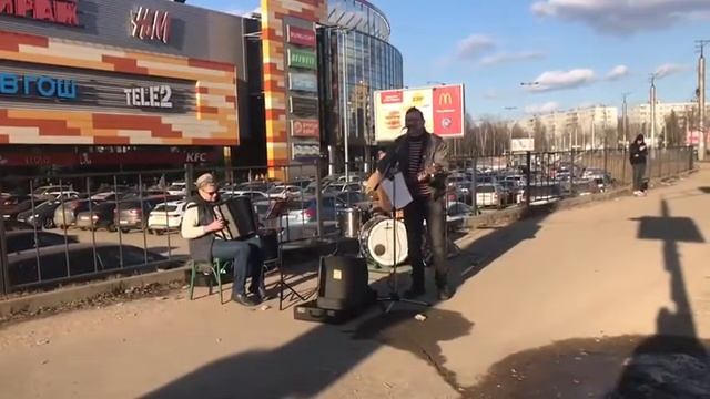 Уличные музыканты. Самый веселый ансамбль))) На моей майке Летов -Дездемон Сидоров (фрагмент) смотреть онлайн