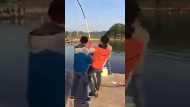 Рыбаки поймали осетра смотреть онлайн