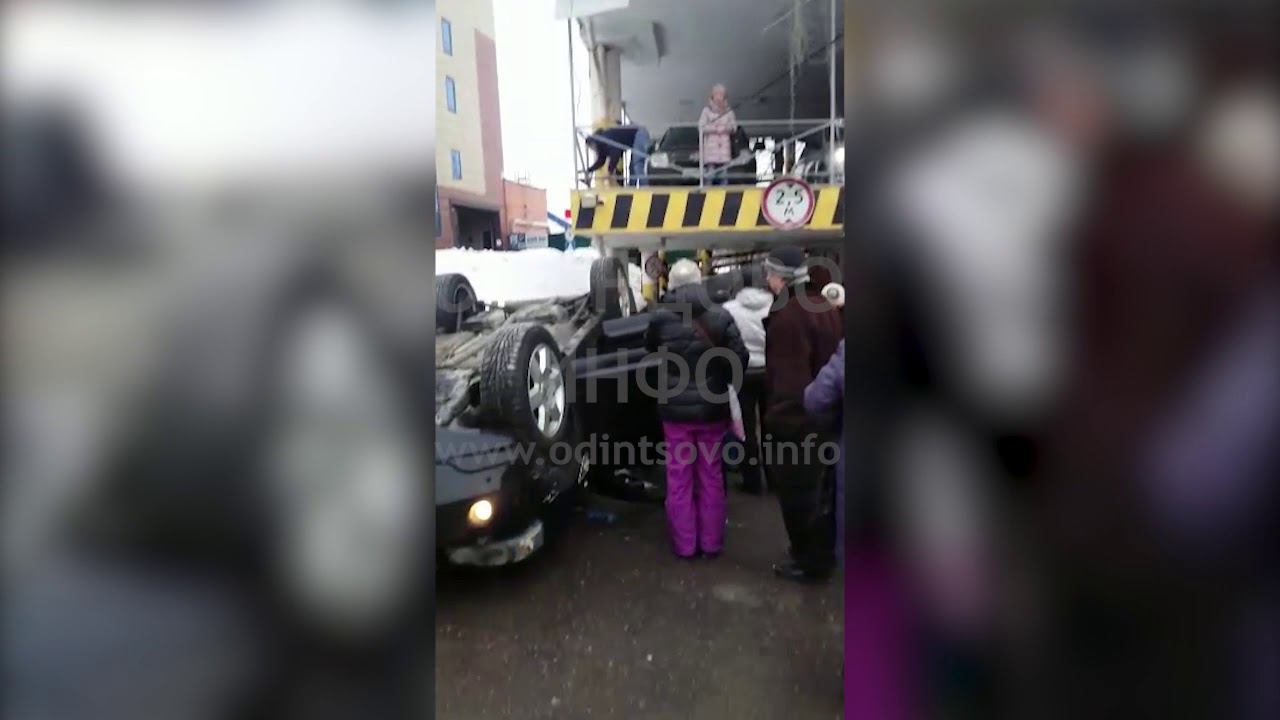 Внедорожник прыгнул с 3 этажа паркинга торгового центра смотреть онлайн