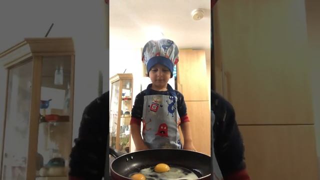 Готовим с детьми: Яичница со шпинатом смотреть онлайн