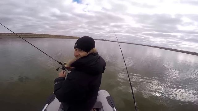 Ловля судака осенью на мандулы. РЫБАЛКА В АСТРАХАНИ. "Судаковый жор-2 " Terminator Shad Jigger 240. смотреть онлайн