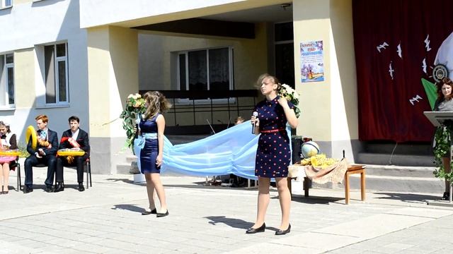 Абрамова Л. и Кабачихина В. исполняют песню "Последний звонок" смотреть онлайн