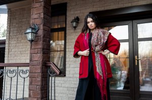 Платок шерстяной с шелковой бахромой "В ожидании праздника", вид 5