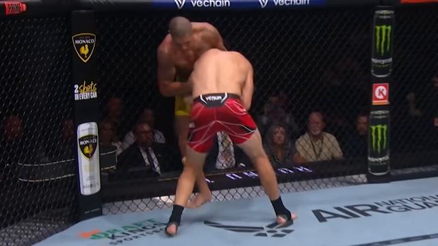 Jamahal Hill is OVERWEIGHT Atm... But Has HUGE Chance At Knocking Out Pereira at UFC 300! смотреть онлайн