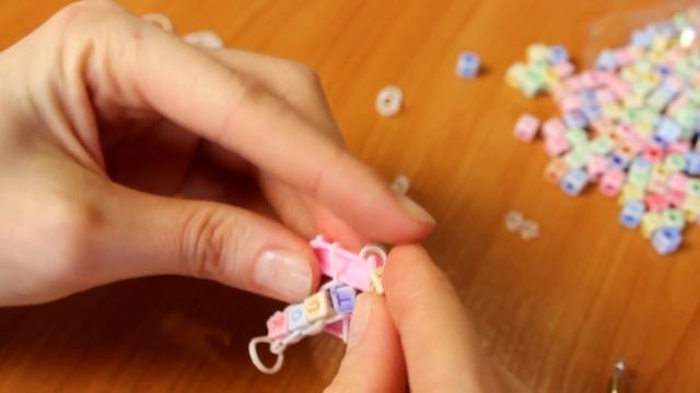 Браслет из резинок с бусинами Rainbow Loom. Как плести простые браслеты из резинок смотреть онлайн