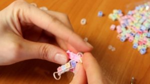 Браслет из резинок с бусинами Rainbow Loom. Как плести простые браслеты из резинок