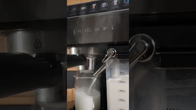 Кофеварке Polaris PCM 1540 Wi-Fi IQ Home достаточно пары ингредиентов, чтобы сварить отменный кофе! смотреть онлайн