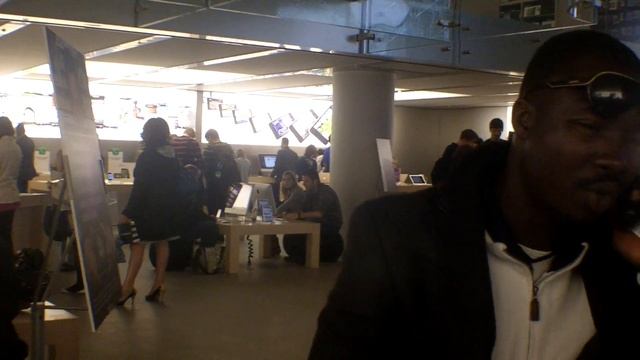 Apple Store in Paris before the iPad comes on sale смотреть онлайн