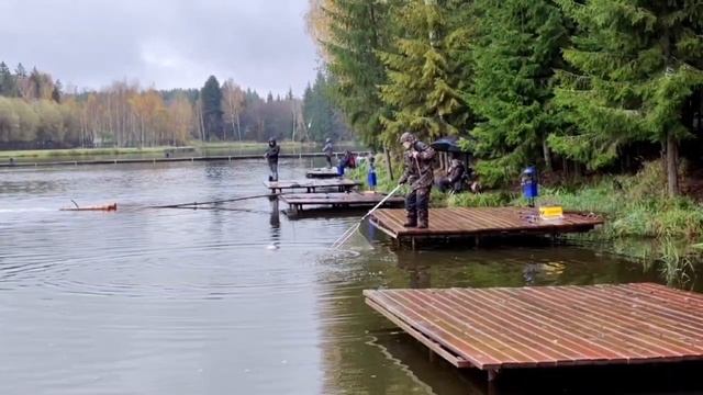 Поимка форели на лесном берегу . смотреть онлайн
