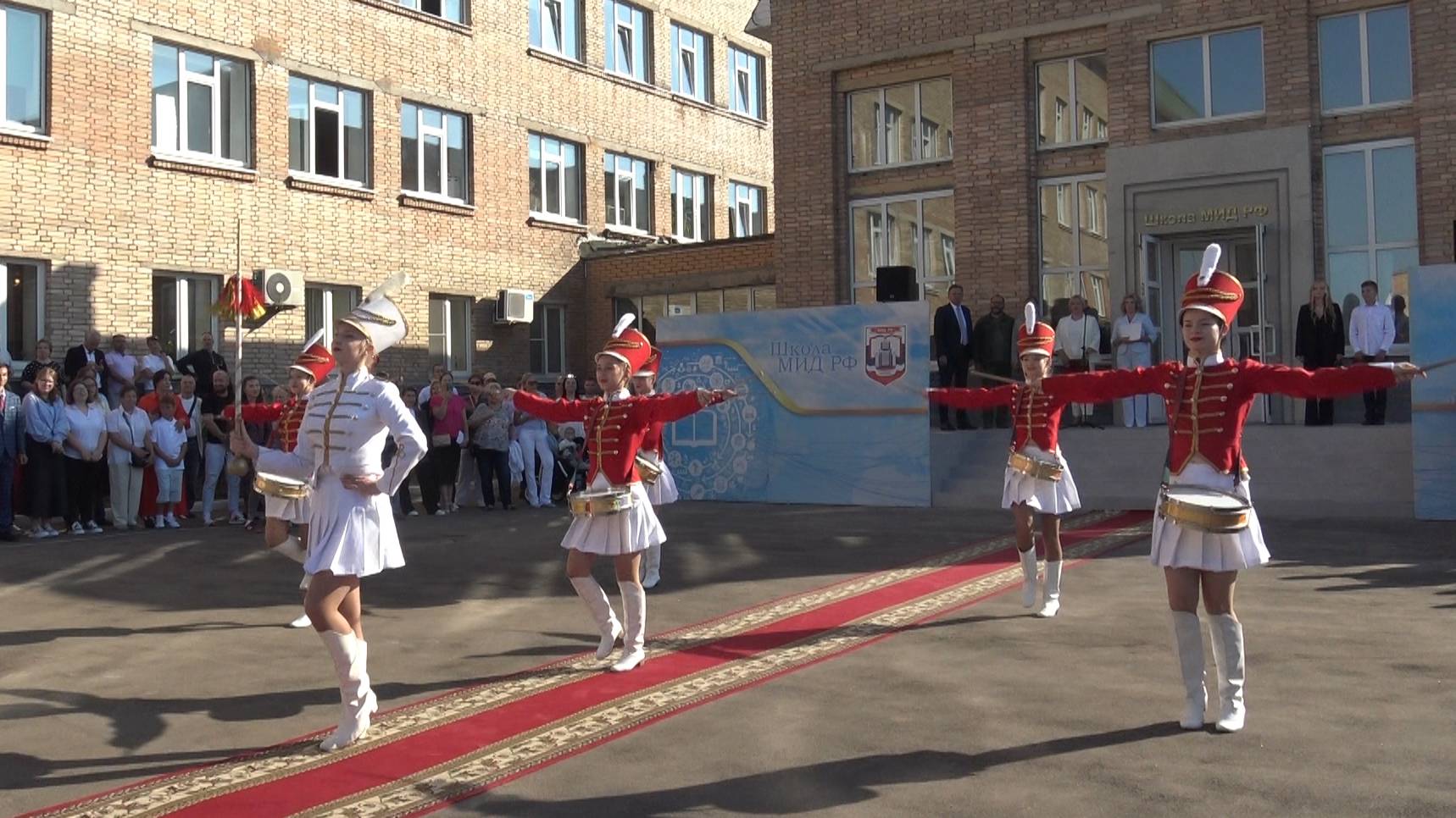 Торжественная линейка, посвященная Дню знаний смотреть онлайн