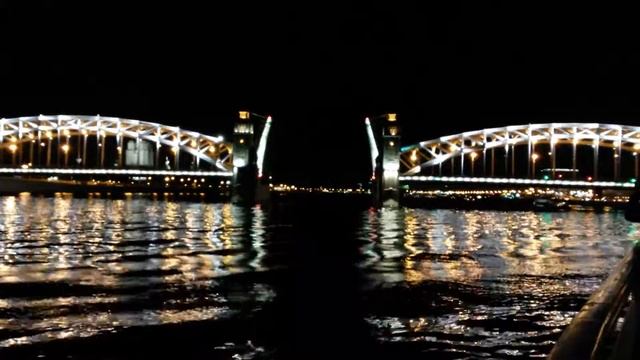 Разведенный Большеохтинский мост. Панорамный вид смотреть онлайн