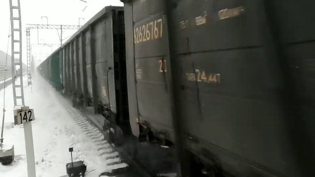 ВЛ15 с грузовым поездом повышенной длины на станции Веймарн Октябрьской железной дороги. смотреть онлайн