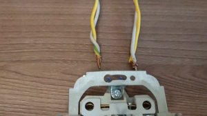 Как заменить старую розетку старого образца на новую двойную ?