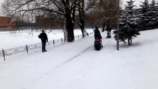 Зимние забавы Катание с горки. смотреть онлайн
