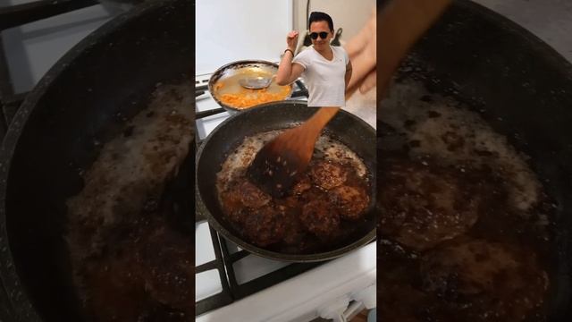 Жарим сочные котлетки и готовим дома #shorts смотреть онлайн
