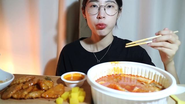?마라탕 먹방?바디프로필 후 3개월만에 먹는 마라탕+꿔바로우 리얼사운드ㅣSpicy MALATANG & GUOBAOROU Real Sound MUKBANG смотреть онлайн