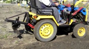 мини Трактор пашем огород