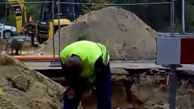 Строители прикололись над своим коллегой смотреть онлайн
