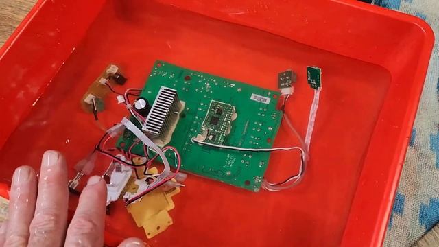 Makita DMR105 Job Site Radio was under Floodwaters for 3 Days! Can we Fix & Save it from Landfill? смотреть онлайн