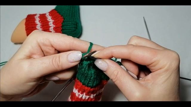 Обычные носки на 5 спицах. Новогодние носочки на 5 спицах. Подробный МК носки на 5 спицах. смотреть онлайн