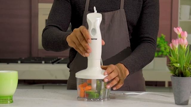Geepas 4-in-1 Hand Blender with Electric Whisk, 600ML Vegetable Chopper & 500ML Beaker смотреть онлайн
