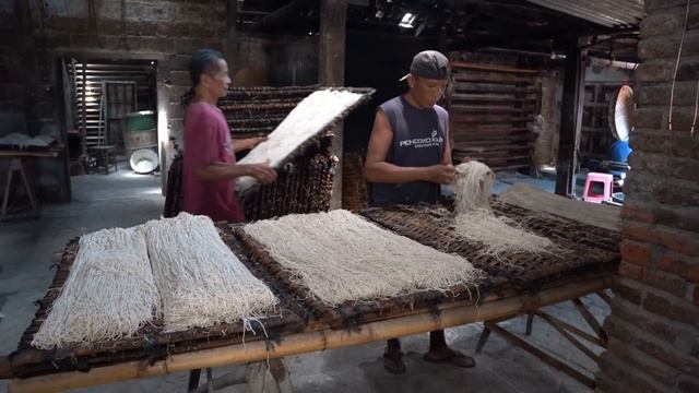 RARE SEEN Indonesian Food 🇮🇩 CRAZY Meat + UNIQUE Noodles - Indonesian street food in Yogyakarta смотреть онлайн