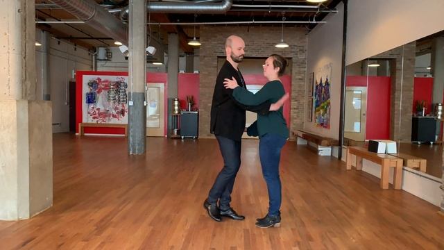 Beginner Swing Dance Lesson (Reverse Rotation, Throw Out, Cuddle) смотреть онлайн