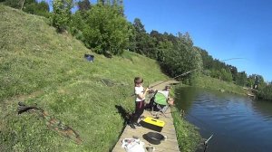 Дети ловят рыбу круче взрослых.Дети на рыбалке