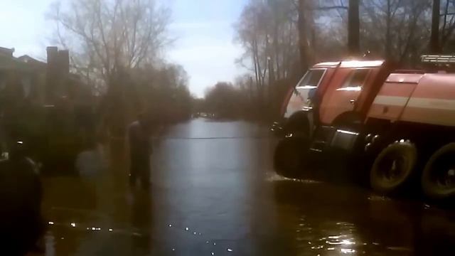 На затопленной улице Красной Звезды застряла машина МЧС смотреть онлайн