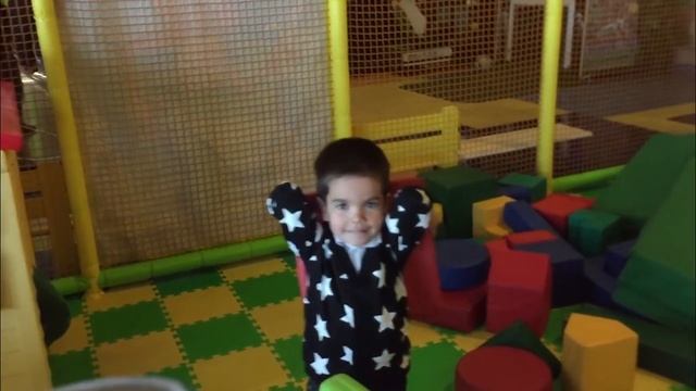 Дети играют на детской площадке Мальчики увлеклись игрой смотреть онлайн