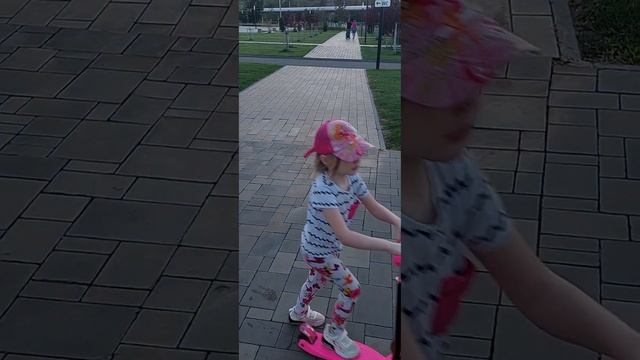 учимся кататься на самокат learning to ride a scooter смотреть онлайн