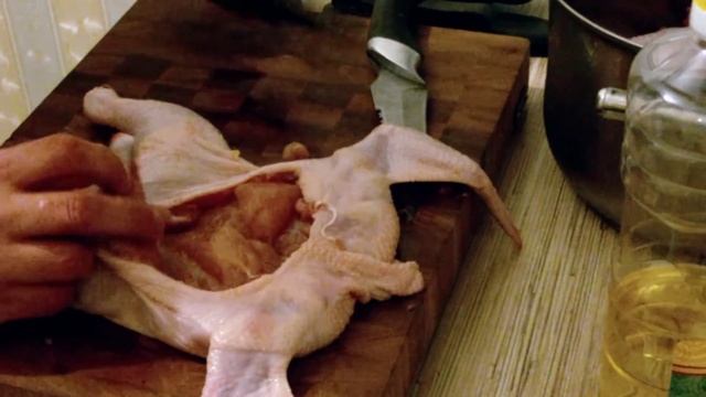 Извлечение костей из курицы для фаршировки и тест ножей смотреть онлайн