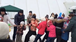 Перетягивание каната на праздновании масленицы