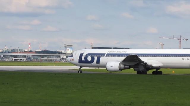 Taxi and take off Boeing 767-300 LOT SP-LPA at Warsaw Okęcie смотреть онлайн
