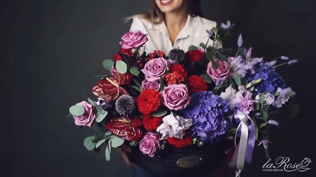 Композиция из пионовидной розы, одиночной розы, кустовой розы, гортензии, дельфиниума, клематиса... смотреть онлайн