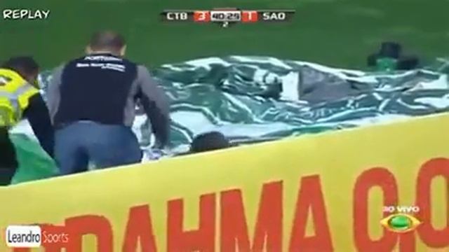 Фэйл во время празднования гола в Бразилии смотреть онлайн