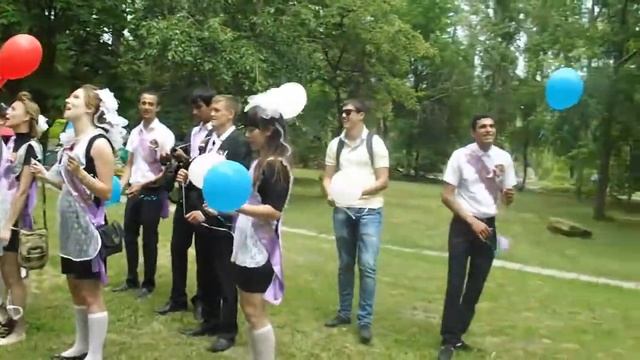 Выпускники в Роддоме поздравляют свою классную руководительницу смотреть онлайн