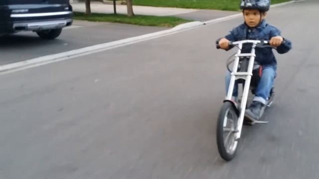 Cruisin' the neighbourhood on a Razor Mini Chopper смотреть онлайн