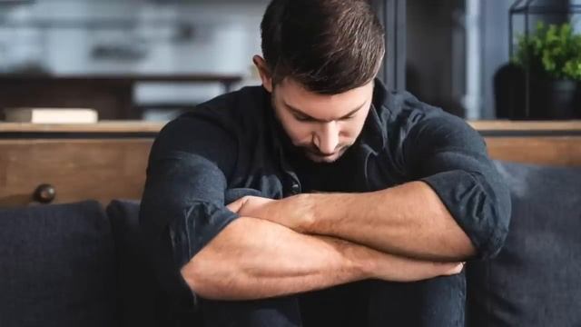 Нина таким мужа ещё не видела. Расстроенный, потерянный. Заболел? Её кинуло в жар. смотреть онлайн