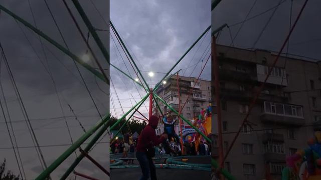 Валерьюш впервые на батуте#деньгорода#батут смотреть онлайн