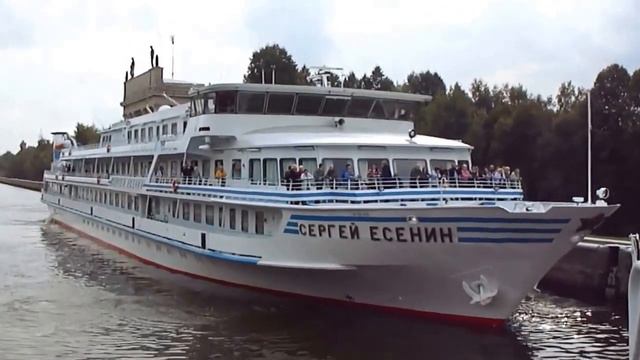 Теплоход Сергей Есенин заходит в шлюз №6 КиМ 29 08 2013г смотреть онлайн