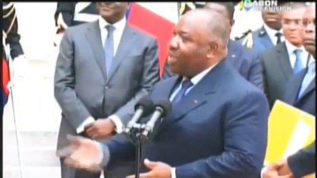 Le N°1 Gabonais met un "tais toi" смотреть онлайн