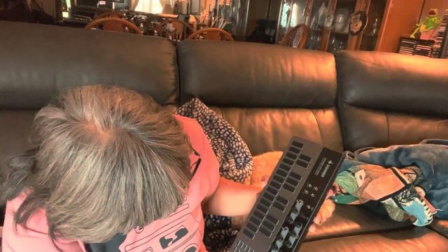 Donner B1 ANALOG Bass Synthesizer Unboxing & Demo/Jam at the end of video with PO-12 Pocket Operato смотреть онлайн