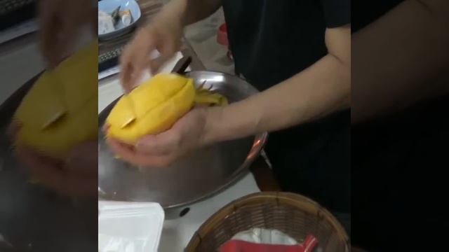 Как правильно почистить манго (Таиланд) смотреть онлайн