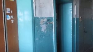 Старые лифты (КМЗ-1986 Г.) Грузоподъемностью 500,320 КГ . В 16 этажке