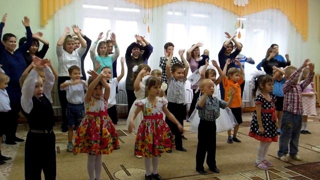 Танец-игра с мамами "У оленя дом большой" смотреть онлайн