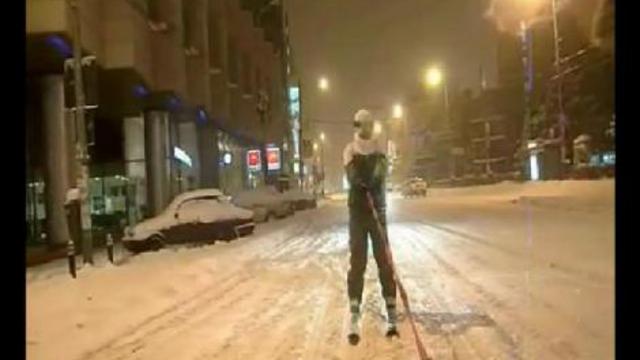 Заезд по городу на лыжах смотреть онлайн