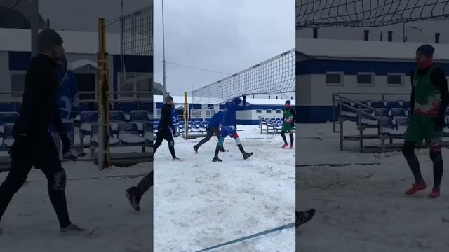 Первая тренировка по ВОЛЕЙБОЛУ НА СНЕГУ смотреть онлайн