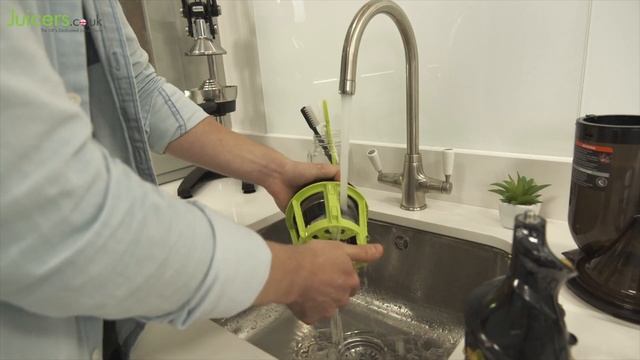 Kuvings B1700 Vertical Slow Juicer | Juicer Review смотреть онлайн