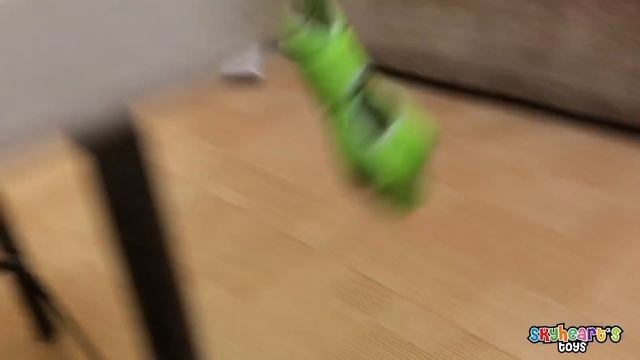 Scary LIZARD GECKO in our room! Toddler plays with robo alive pets snake lizard and toys zuru смотреть онлайн